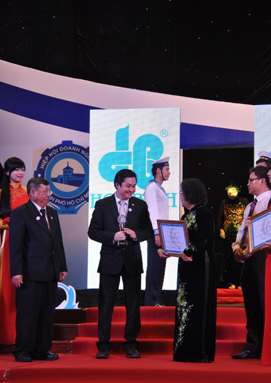 Hòa Bình lần thứ 2 nhận danh hiệu “Doanh nghiệp TP. HCM tiêu biểu 2013”